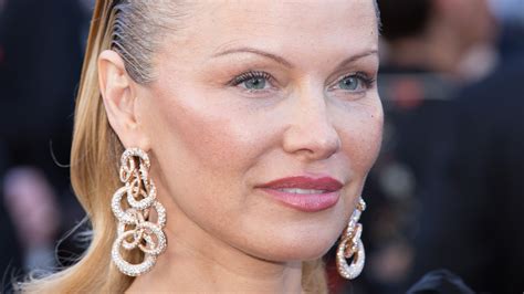 Why Pamela Anderson Has Regrets About Her Plastic。